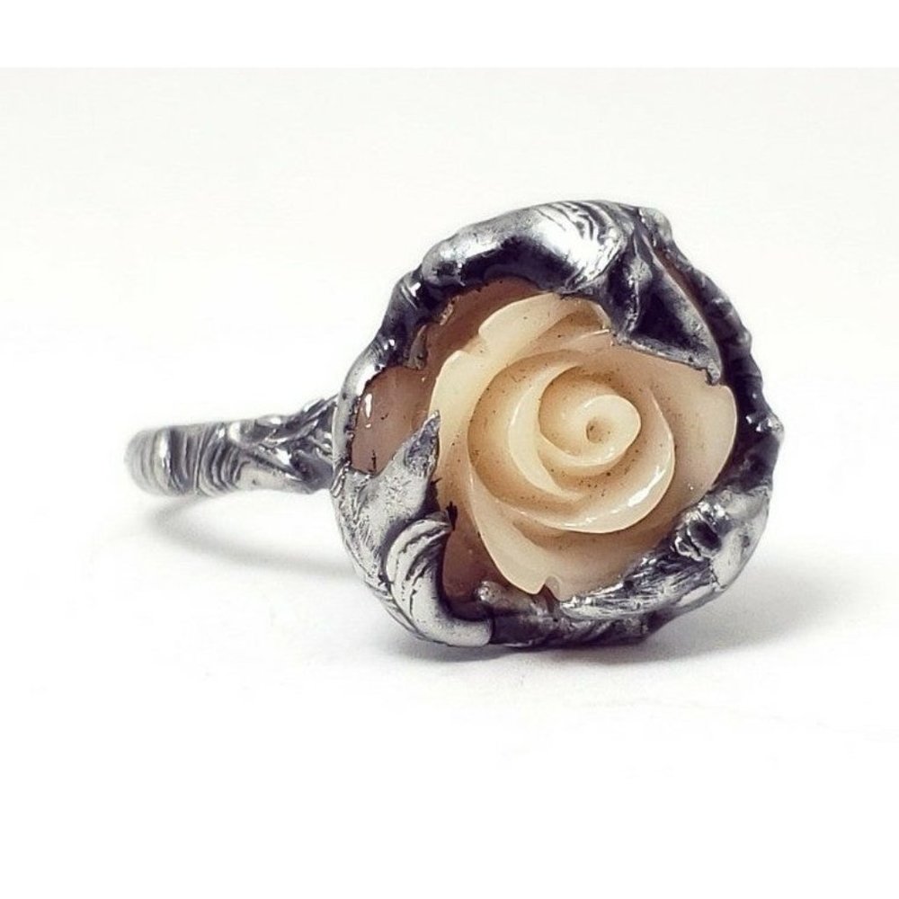 Beige rose ring